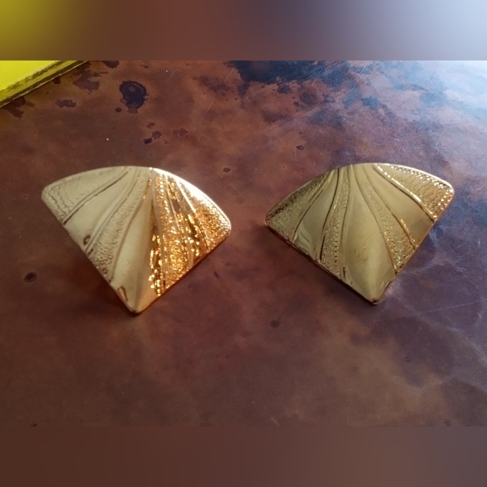 Vintage gold toned earrings